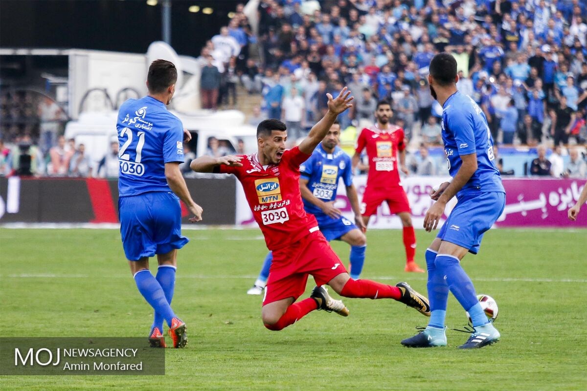 دیدار تیم های فوتبال استقلال و پرسپولیس