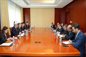 عباس عراقچی با وزیر خارجه قرقیزستان دیدار کرد