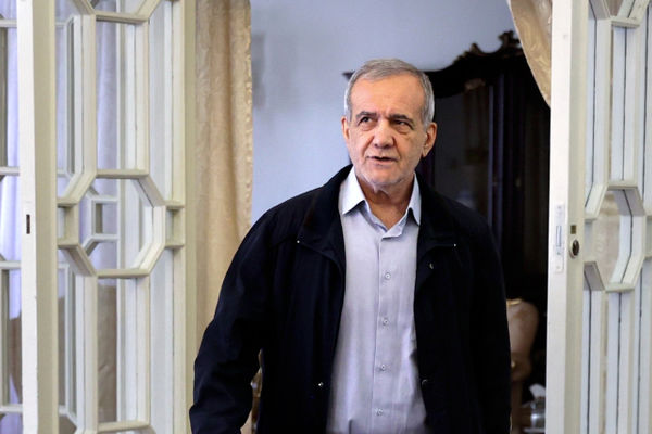 رئیس جمهور از رضا امیرخانی عیادت کرد