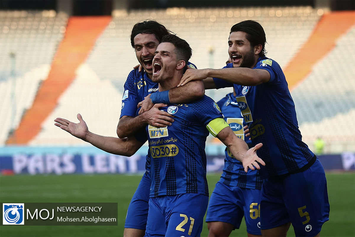 دیدار تیم های فوتبال استقلال و صنعت نفت