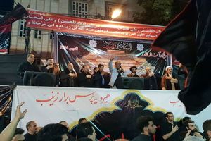 استاندار لرستان در راس هیاتی در جایگاه مرکزی عزاداران حسینی خرم‌آباد به عزاداری پرداخت