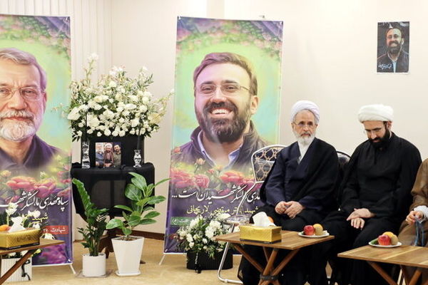 آیت‌الله اعرافی با خانواده شهید علی لاریجانی دیدار کرد