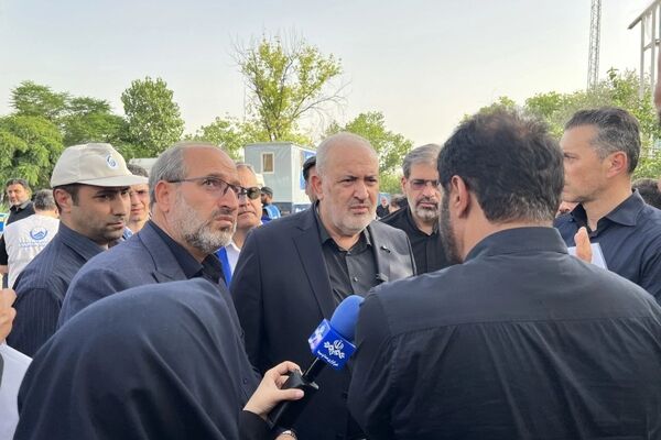 بازدید وزیر نیرو از روند آماده‌سازی مصلای امام خمینی(ره) برای مراسم تشییع و وداع با رهبر شهید انقلاب