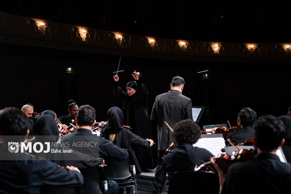 کنسرت «ناقوس زمان» به رهبری پانیذ فریوسفی در تالار وحدت روی صحنه رفت
