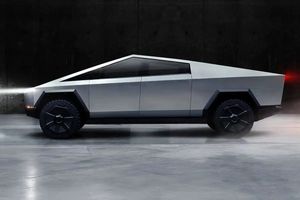 تردد گردشگران خارجی با تسلا در خیابان‌های چالوس + فیلم