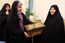 فرزانه صادق با خانواده شهید سردار شوشتری دیدار کرد