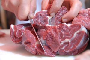 گوشت قرمز با قیمت مصوب ستاد تنظیم بازار در محرم توزیع می شود