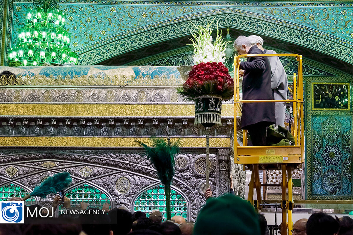 گل آرایی ضریح مطهر امام رضا (ع) به مناسبت اعیاد شعبانیه 