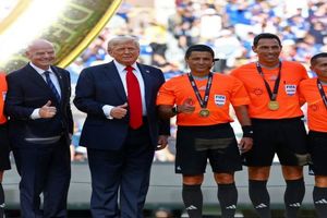 لحظه اهدای مدال ترامپ به فغانی + فیلم