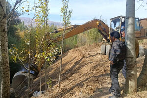 بستر و حریم رودخانه در روستای دستنا آزادسازی شد