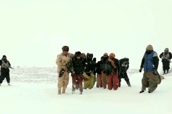 نجات جان ۱۶۰۰ تبعه افغانستان از سرما و یخبندان توسط مرزبانی تایباد 