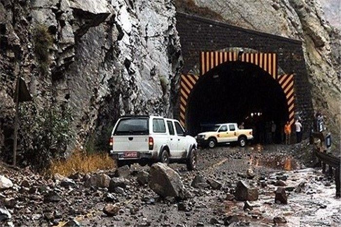 ریزش کوه، محور اندیمشک به خرمآباد آزاد راه پل زال را مسدود کرد