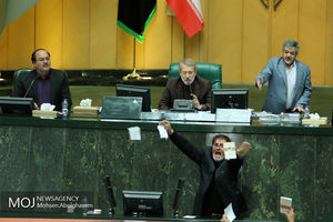 پاره کردن آیین‌ نامه‌ لایحه CFT توسط ابطحی