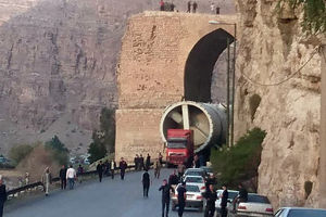 توقف تریلر در دهانه پل‌دختر خط مواصلاتی پلدختر به خرم‌آباد را مسدود کرد + عکس