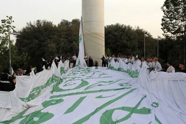 بزرگترین پرچم علوی در تهران همزمان با ۱۱۰ نقطه در جهان به اهتزاز درآمد