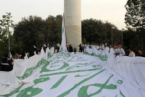بزرگترین پرچم علوی در تهران همزمان با ۱۱۰ نقطه در جهان به اهتزاز درآمد