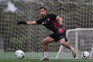 حضور مهاجم پرسپولیس در چارچوب دروازه 