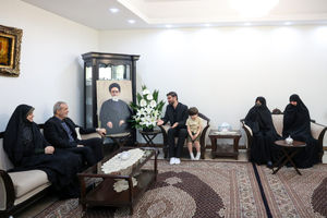 پزشکیان با خانواده شهید آل هاشم و سرتیم حفاظت شهید رئیسی دیدار کرد