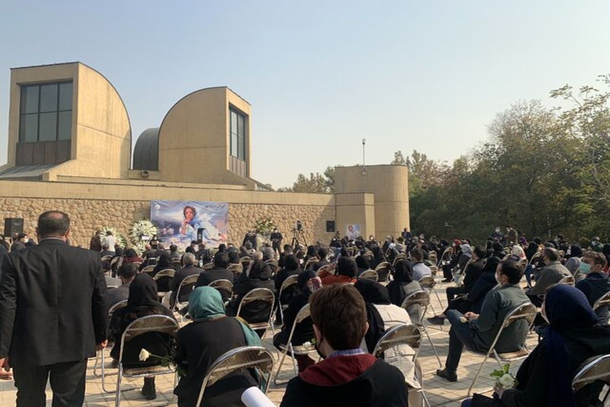 مراسم تشییع پیکر ایران درودی در موزه هنرهای معاصر تهران 