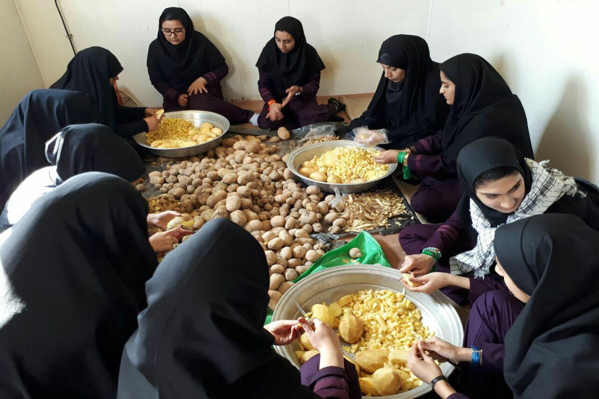 پذیرایی دانش آموزان لرستانی از زائرین اربعین