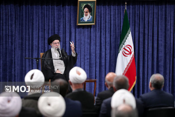 ملت با جهت‌گیری‌های گوناگون سیاسی و وزن متفاوت مذهبی پای ایران عزیز ایستاد