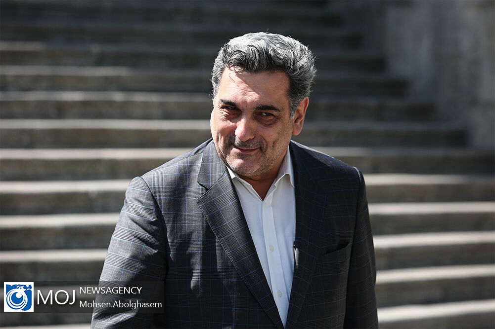 شرایط ما عادی نیست / باید مشکلات را گام به گام حل کنیم
