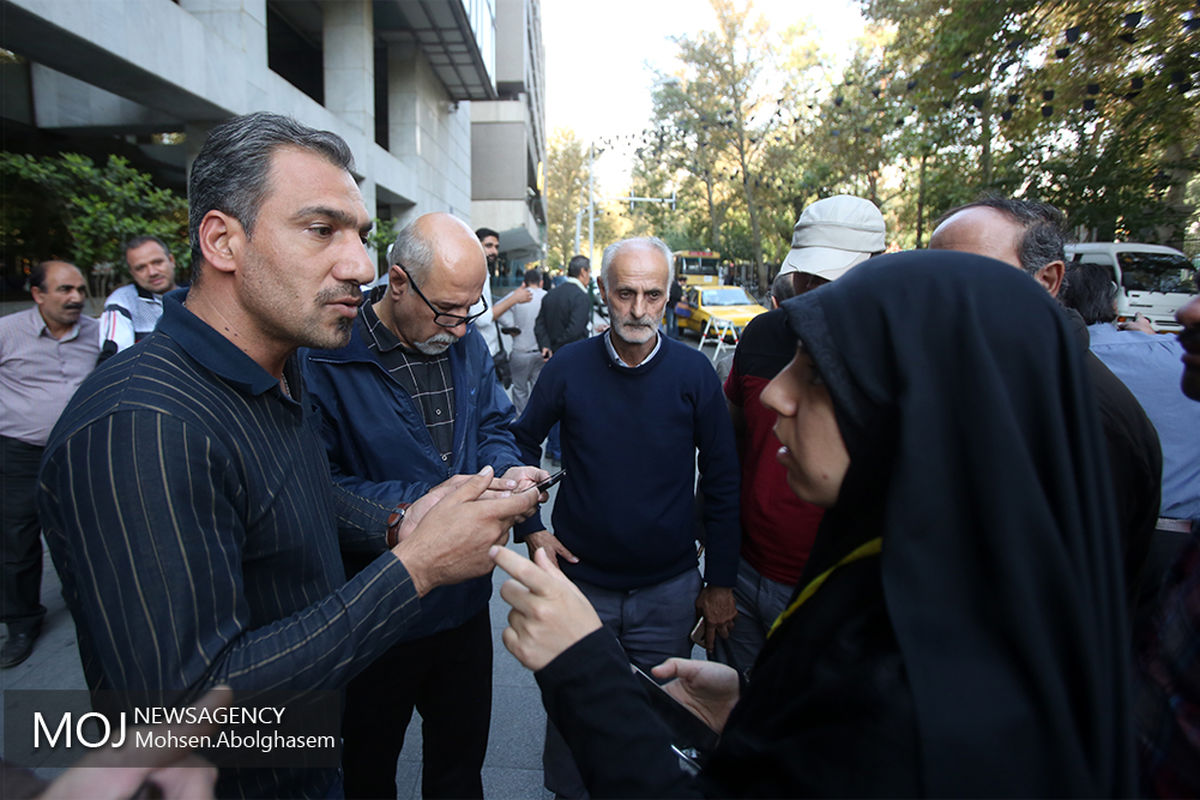 تجمع اعتراضی مینی بوس داران در مقابل شورای شهر تهران