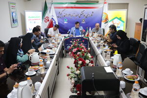 خبرنگاران هم قدم با رزمندگان مسلح در برابر دشمنان نظام ایستادند