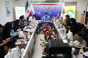 خبرنگاران هم قدم با رزمندگان مسلح در برابر دشمنان نظام ایستادند