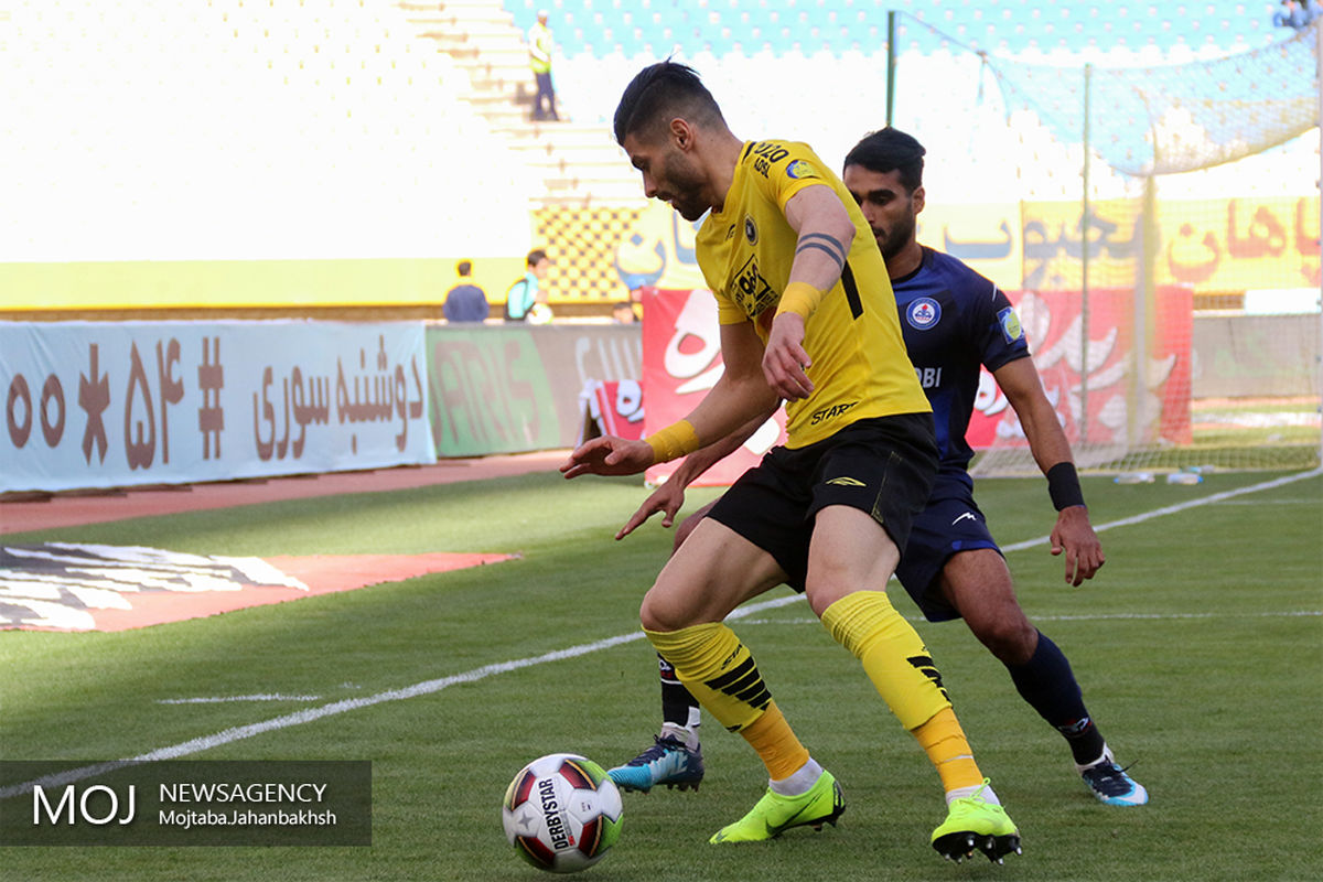دیدار تیم های فوتبال سپاهان اصفهان و پارس جنوبی جم