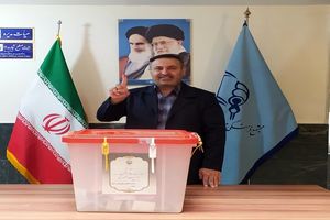 معاون امور هنری و سینمایی اداره کل فرهنگ و ارشاد اسلامی اصفهان رأی خود را به صندوق انداخت