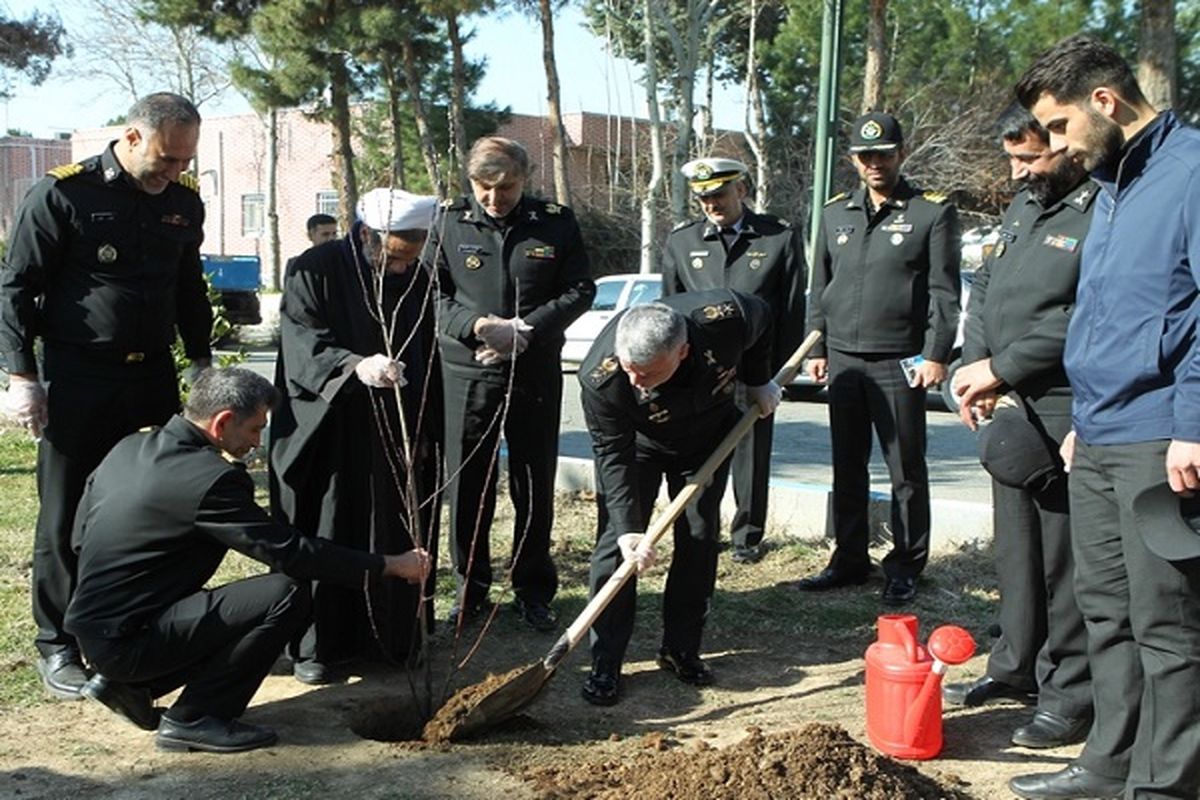غرس چند اصله نهال در محوطه ستاد فرماندهی نداجا