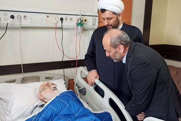 پیمان جبلی از آیت‌الله نوری همدانی در بیمارستان عیادت کرد