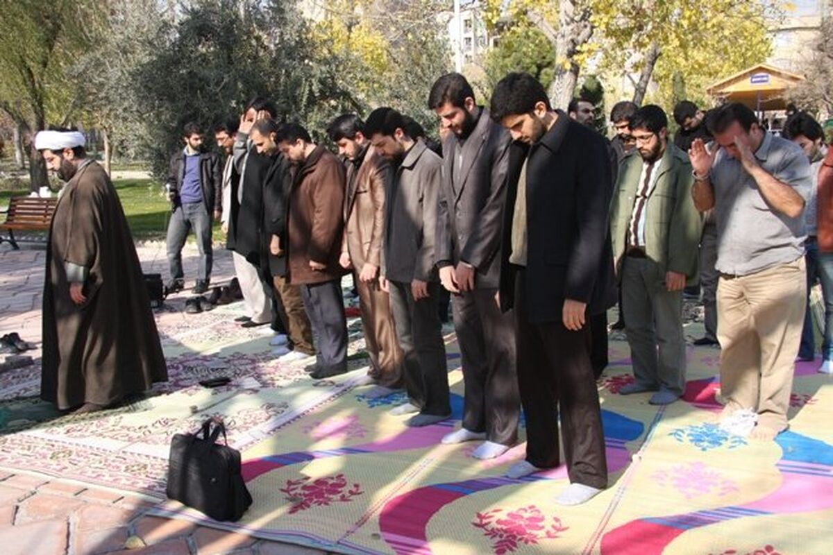 نماز جماعت در بوستان قم