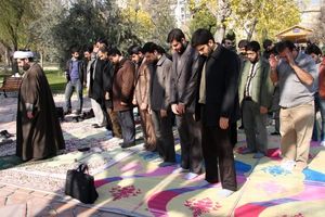 برپایی نمازجماعت در 18 بوستان قم