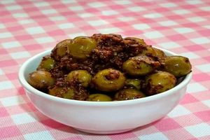 طرز درست کردن زیتون پرورده به روش رستورانی / با این روش یک زیتون پرورده عالی درست کن