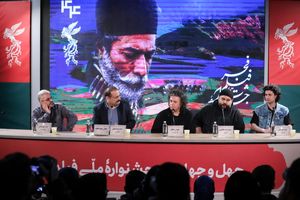 جهان مبهم هاتف، روایتی از رفاقت و شروع دوباره