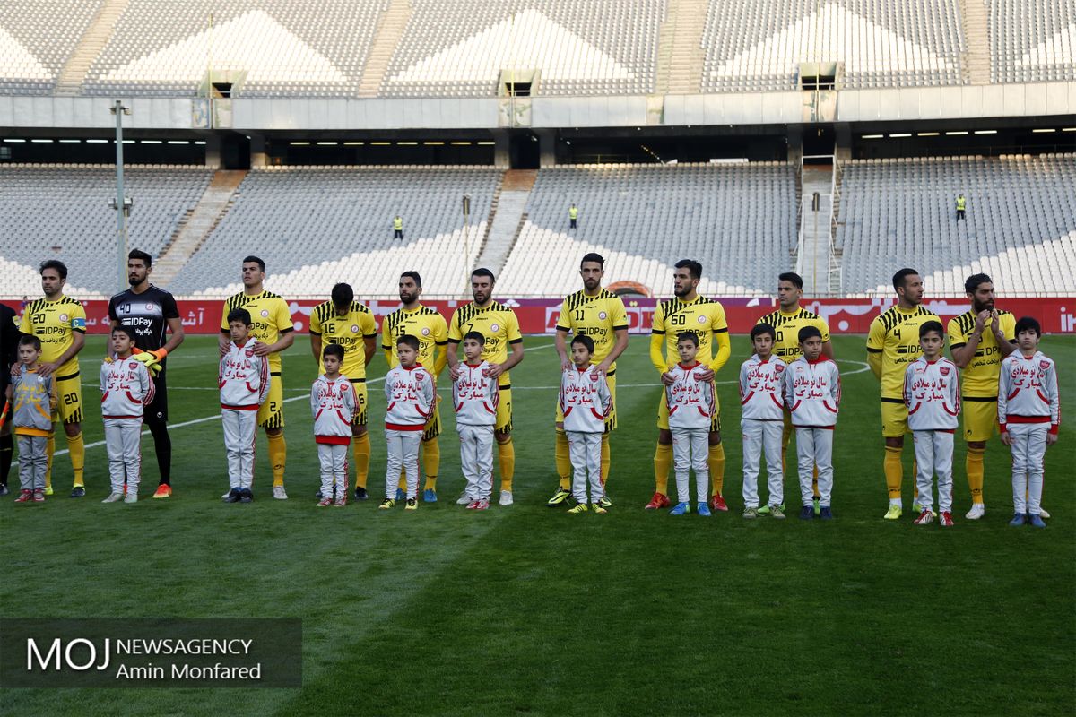 دیدار تیم های فوتبال پرسپولیس و نفت تهران