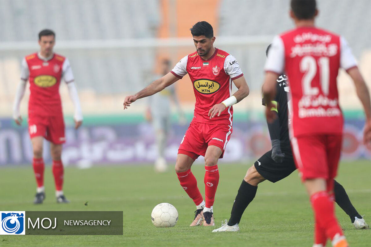 دیدار تیم‌ های فوتبال پرسپولیس و هوادار