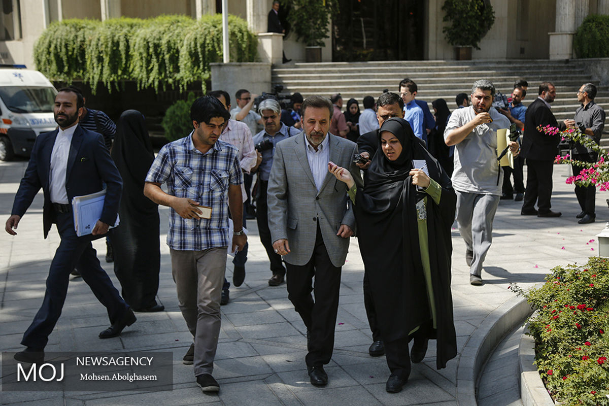 حاشیه جلسه هیات دولت /واعظی