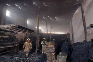 آتش‌سوزی در کارگاه و انبار پارچه در جاده ورامین/ مصدومیت یک کارگر