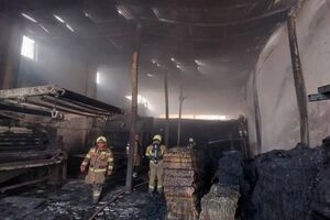 آتش‌سوزی در کارگاه و انبار پارچه در جاده ورامین/ مصدومیت یک کارگر