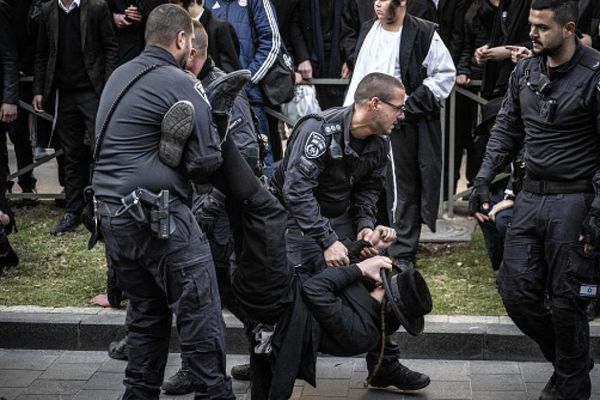 حریدی‌ها به مرکز پلیس «بیت‌ شیمش» در اراضی اشغالی حمله کردند