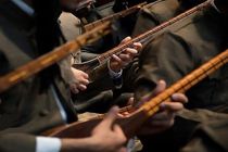 تنبورنوازان نسل خلیل روی صحنه تالار وحدت اجرا می‌کنند