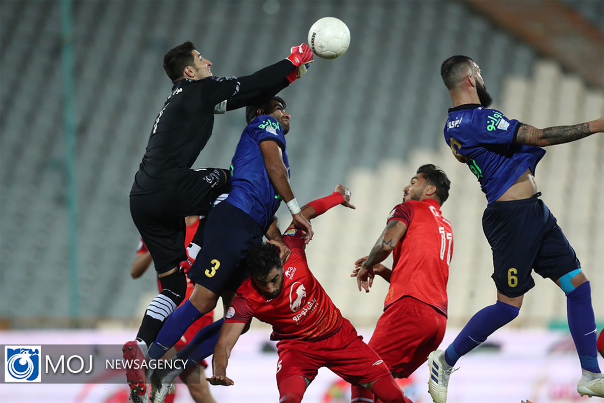 دیدار تیم های فوتبال استقلال و تراکتور