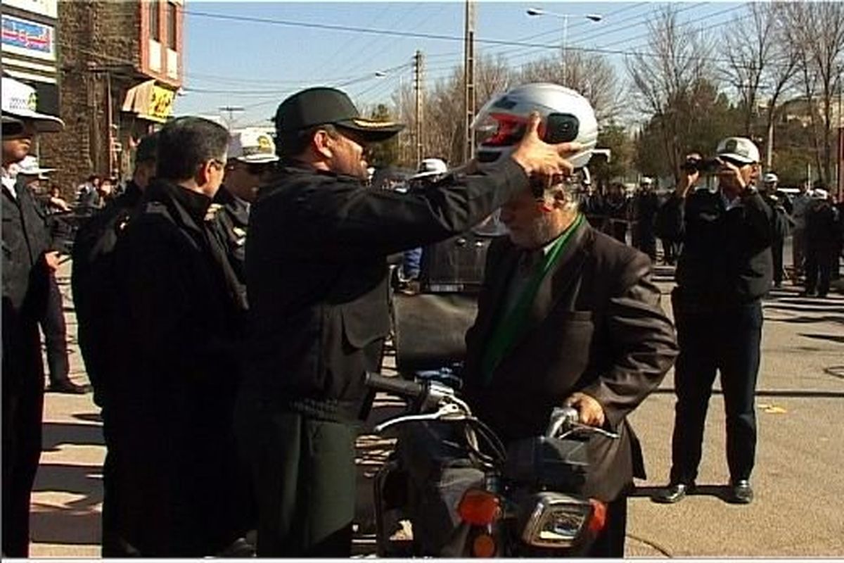 توزیع کلاه ایمنی بین موتور سواران