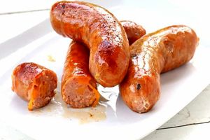 لحظه خروج کرم و انگل از سوسیس هنگام سرخ کردن + فیلم