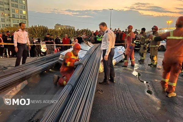 واژگونی کامیون حامل میلگرد در بلوار کوهسار/یک نفر به‌شدت مصدوم شد