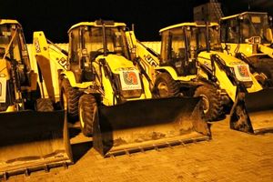 وزیر راه از واردات ۵۰ دستگاه ماشین‌آلات سنگین راهداری در بندر چابهار بازدید کرد