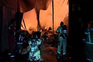 آتش سوزی گسترده در بارانداز خیابان رجایی مهار شد + تصاویر